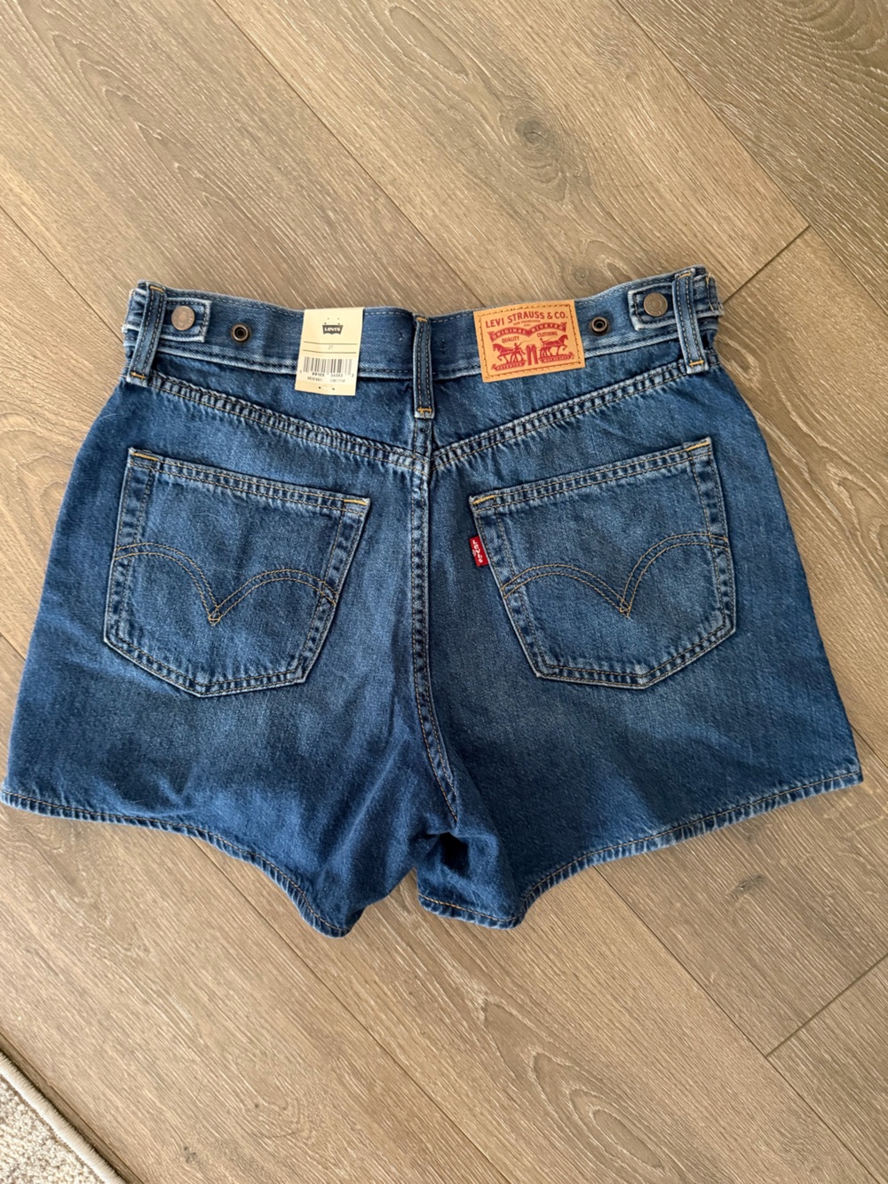 Levi’s Lightweight Cinch Mid-Thigh Shorts - Picture 2 of 4